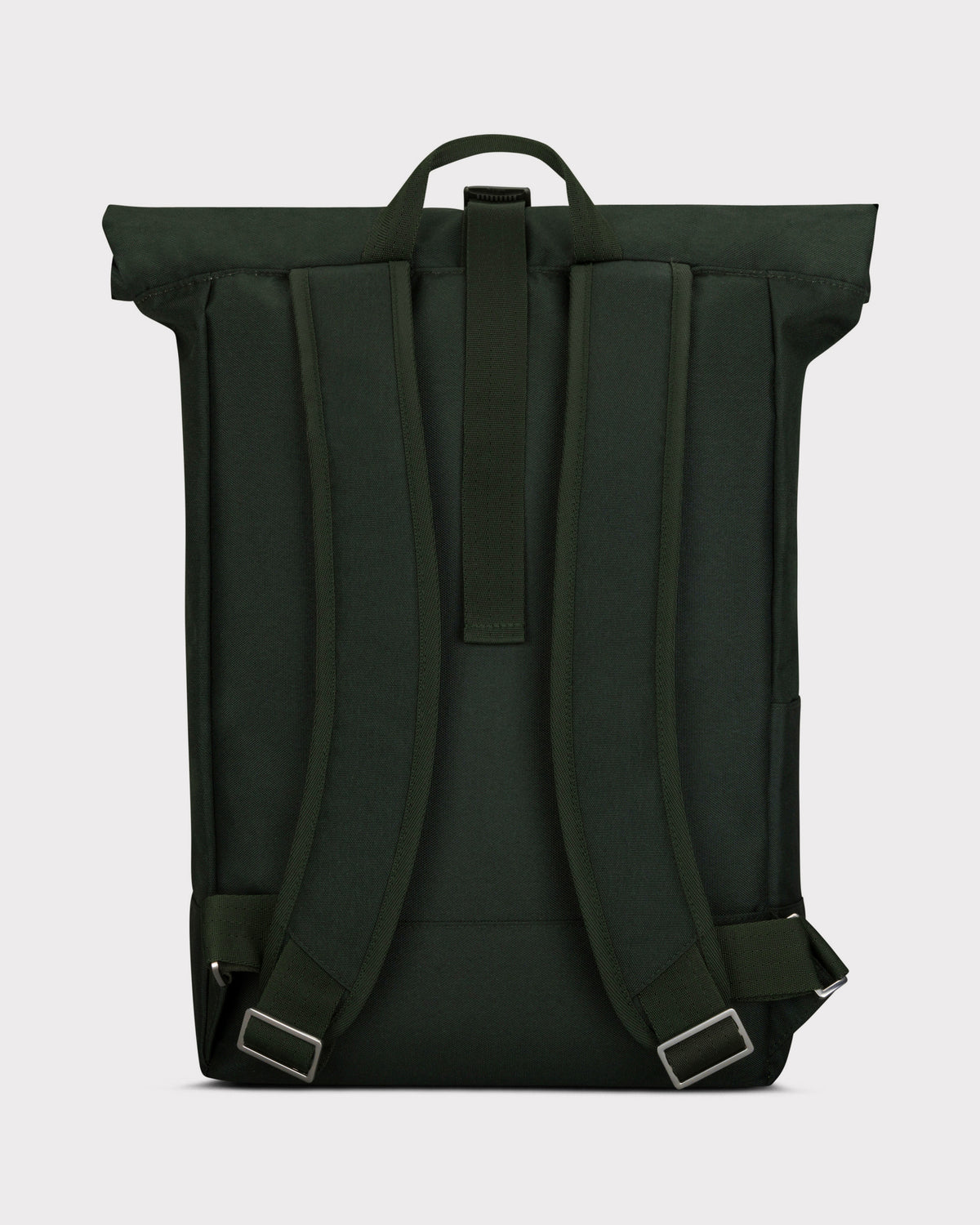 Rückseite des großen Rolltop-Rucksacks 'Robin Large' von Johnny Urban in grün mit gepolsterten Schultergurten und Trageschlaufe