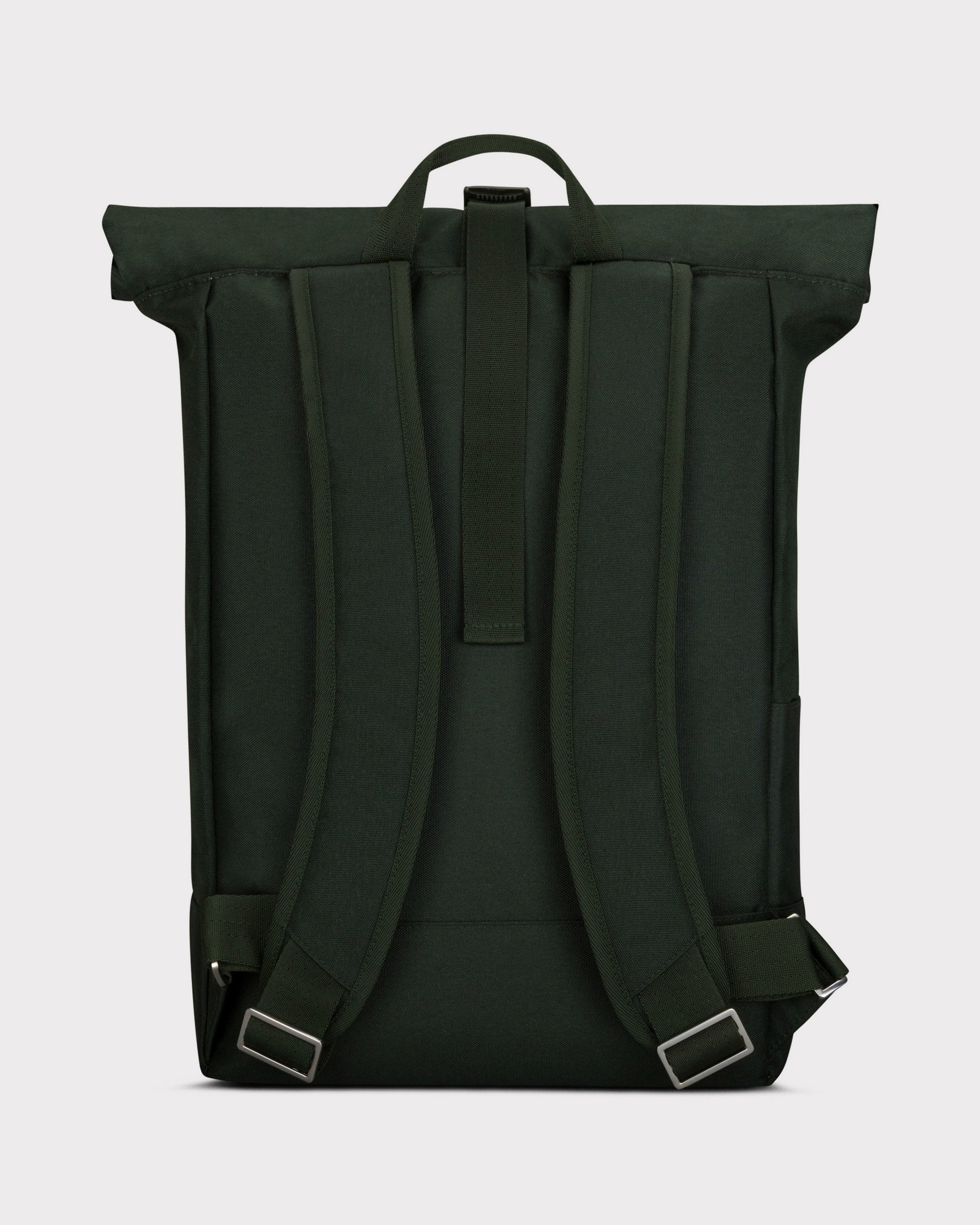Rückseite des großen Rolltop-Rucksacks 'Robin Large' von Johnny Urban in grün mit gepolsterten Schultergurten und Trageschlaufe