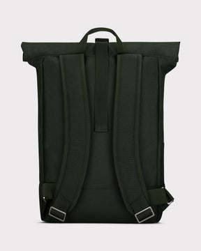 Rückseite des großen Rolltop-Rucksacks 'Robin Large' von Johnny Urban in grün mit gepolsterten Schultergurten und Trageschlaufe