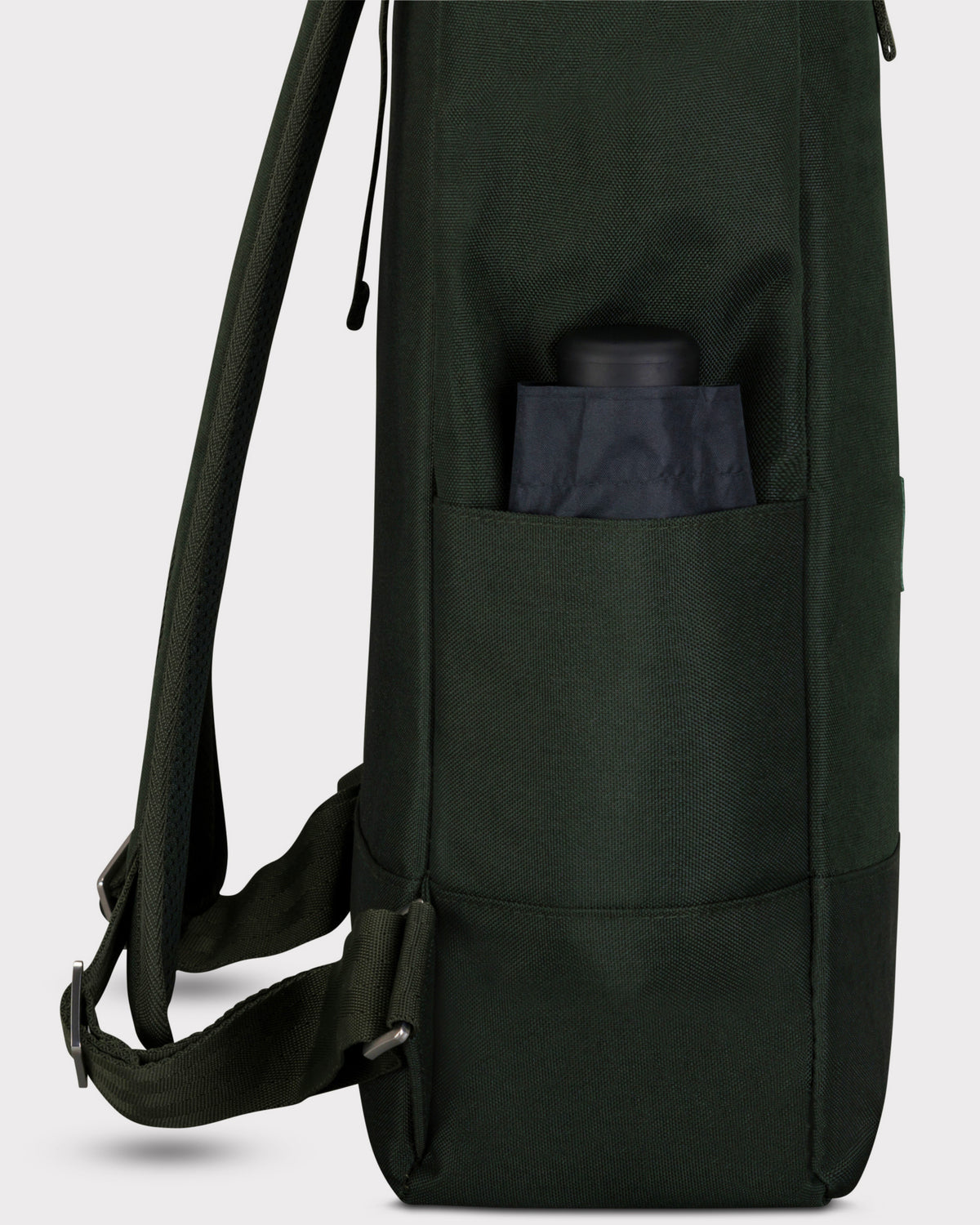 Grüner Johnny Urban Rolltop Rucksack 'Robin Large' mit seitlicher Tasche und schwarzer Flasche