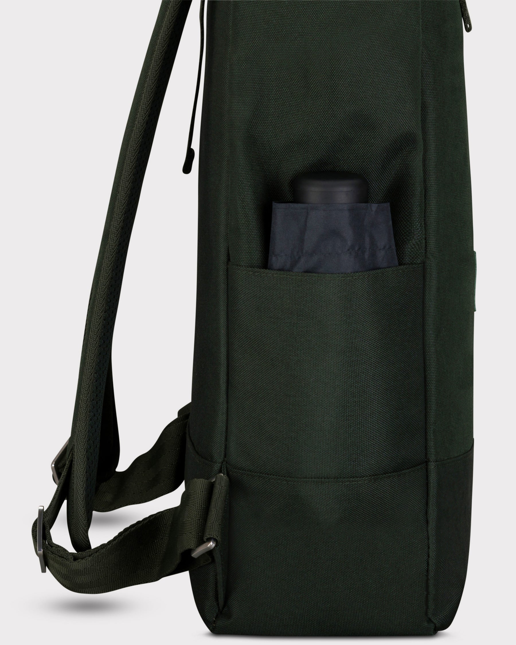 Grüner Johnny Urban Rolltop Rucksack 'Robin Large' mit seitlicher Tasche und schwarzer Flasche