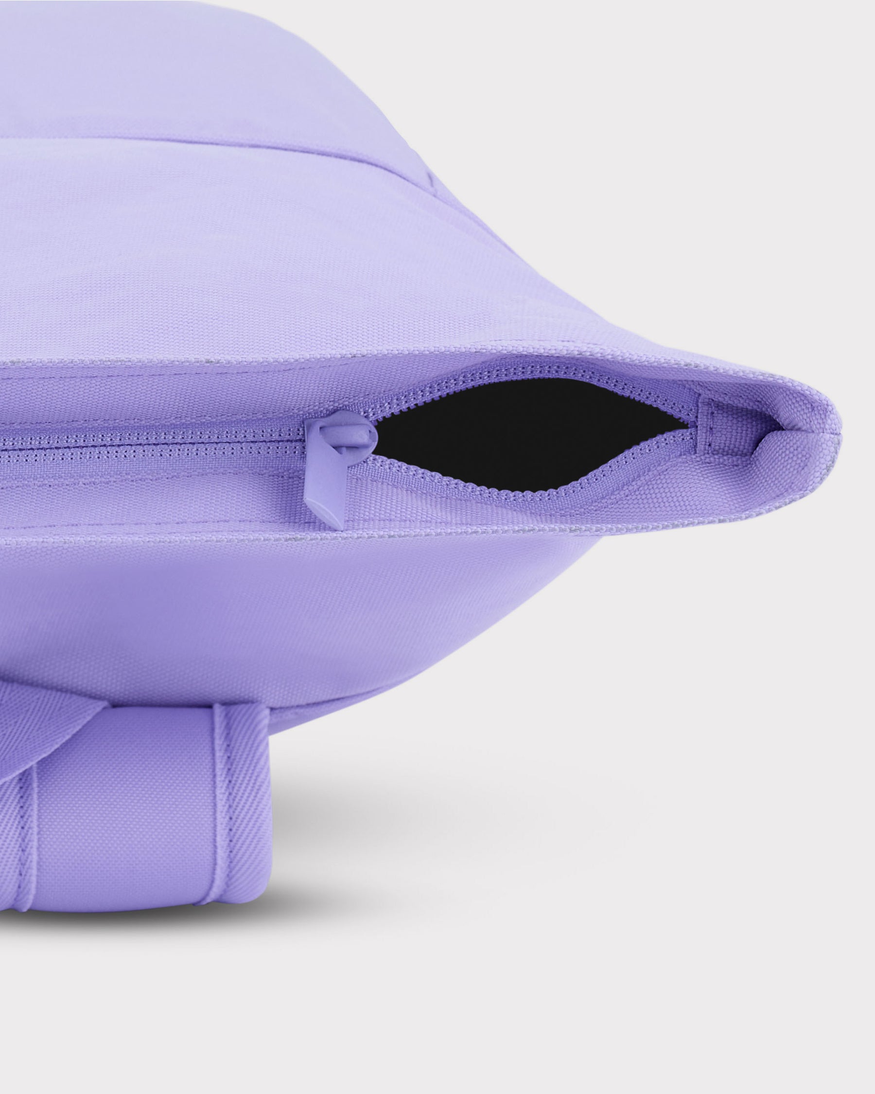 Rolltop Rucksack 'Robin Medium' in lila, Detailansicht der geöffneten Seitenreißverschlusstasche