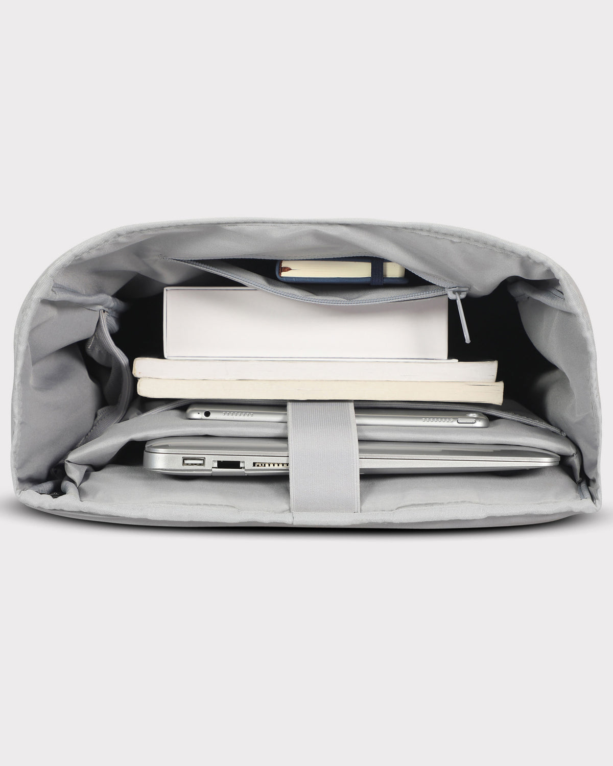 Innenansicht des Rolltop Rucksacks Harvey Large mit Fächern für Laptop, Tablet, Bücher und ein Notizbuch