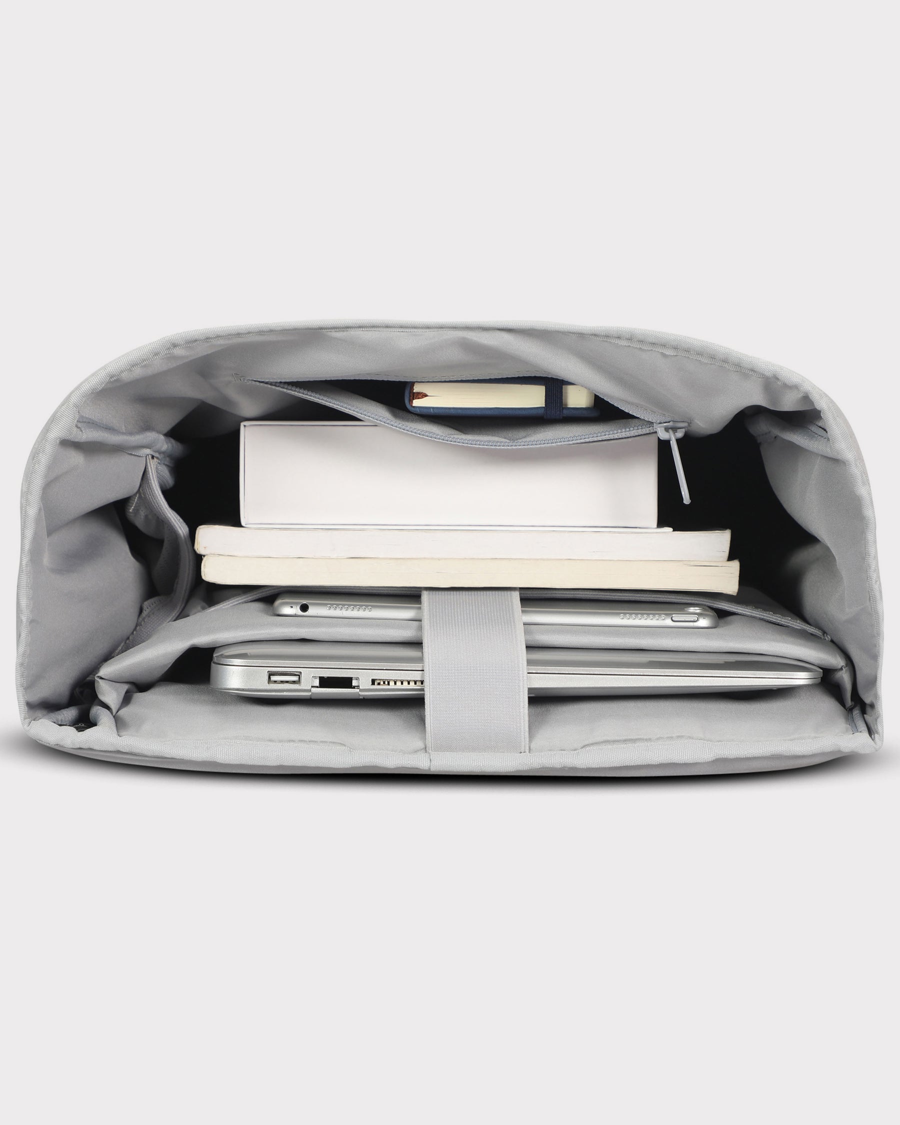 Innenansicht des Rolltop Rucksacks Harvey Large mit Fächern für Laptop, Tablet, Bücher und ein Notizbuch