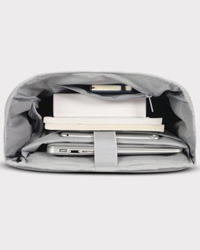 Innenansicht des Rolltop Rucksacks Harvey Large mit Fächern für Laptop, Tablet, Bücher und ein Notizbuch