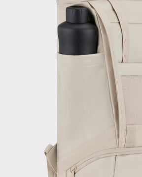 Beiger Rolltop-Rucksack 'Ashton' mit seitlicher Tasche und schwarzer Trinkflasche