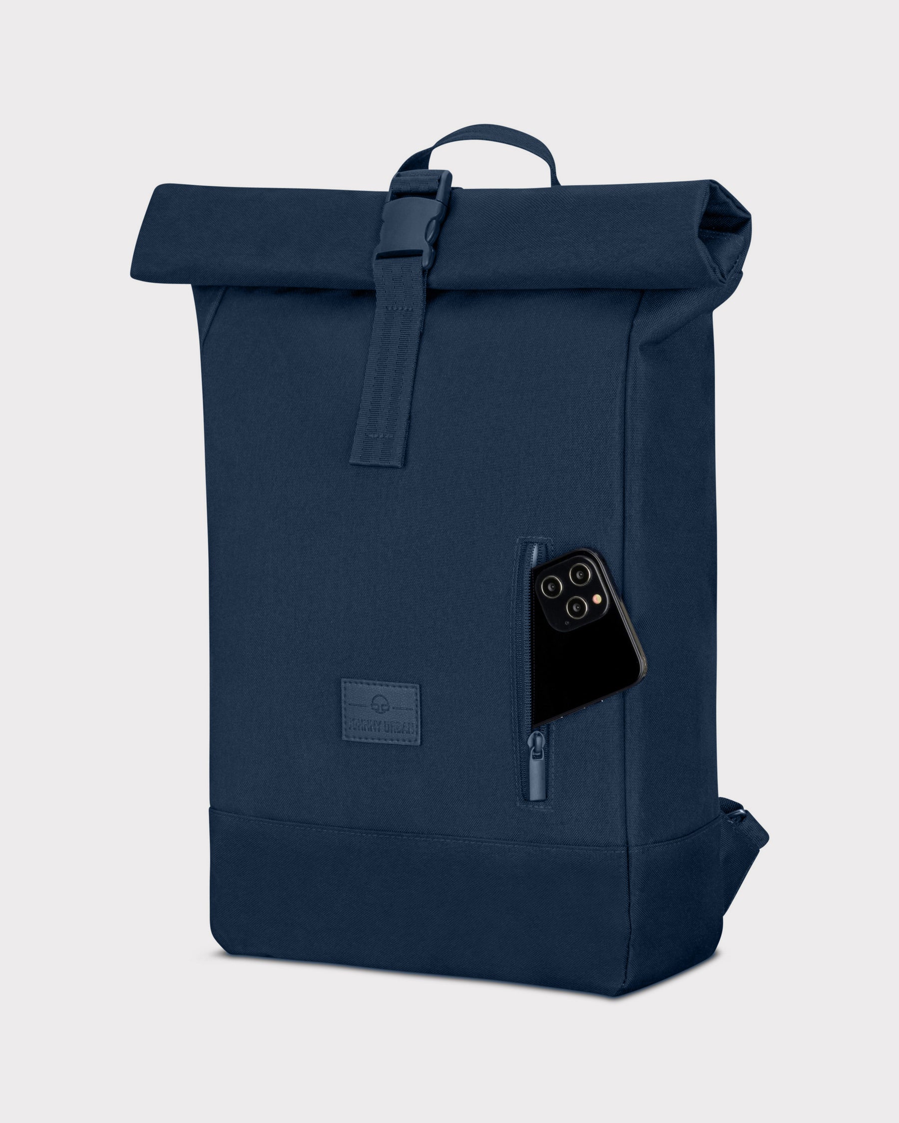 Rolltop Rucksack Robin Medium von Johnny Urban in modernem Blau mit seitlicher Reißverschlusstasche und Smartphone