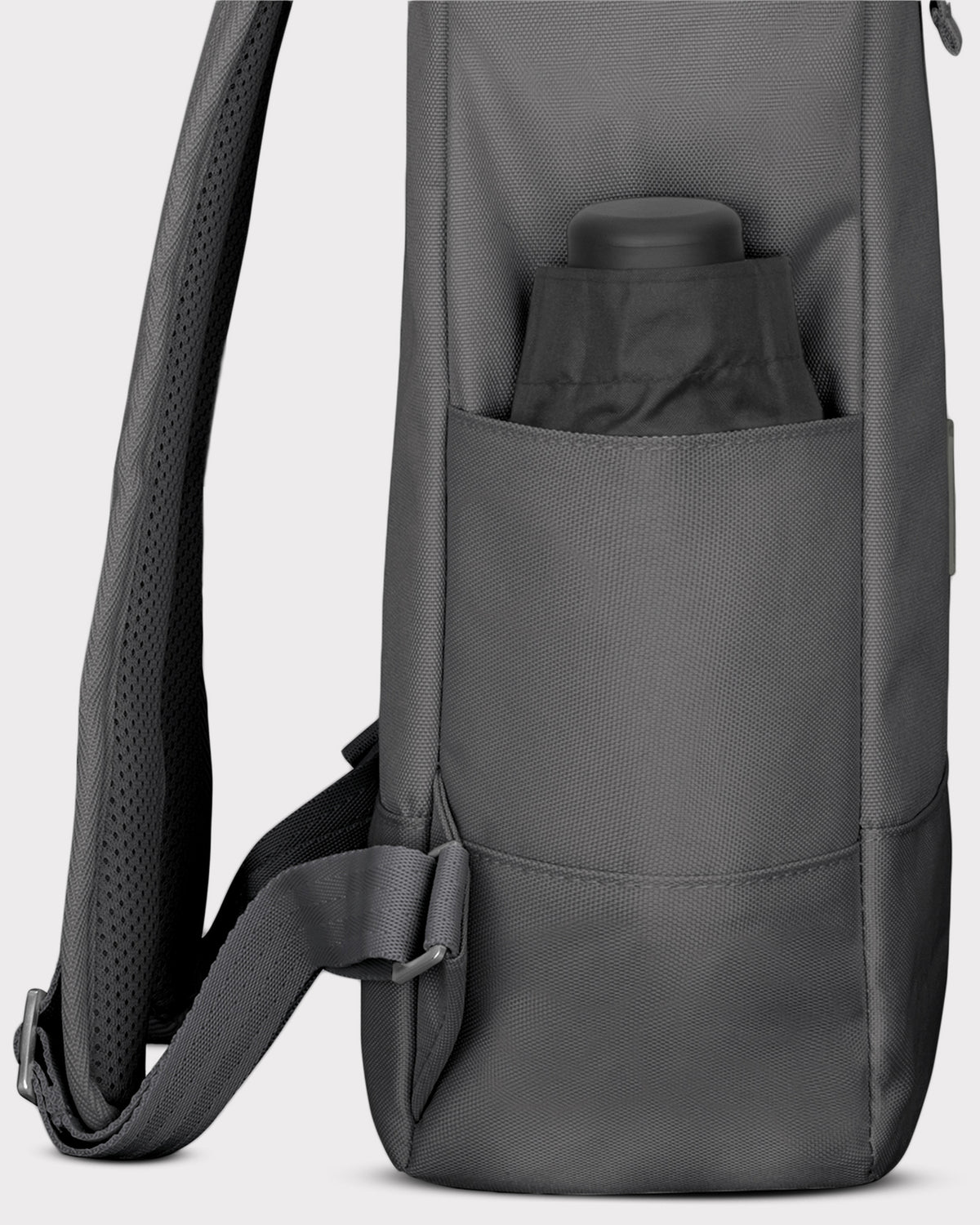 Rolltop Rucksack ‚Robin Medium‘ dunkelgrau mit seitlicher Außentasche mit schwarzer Flasche