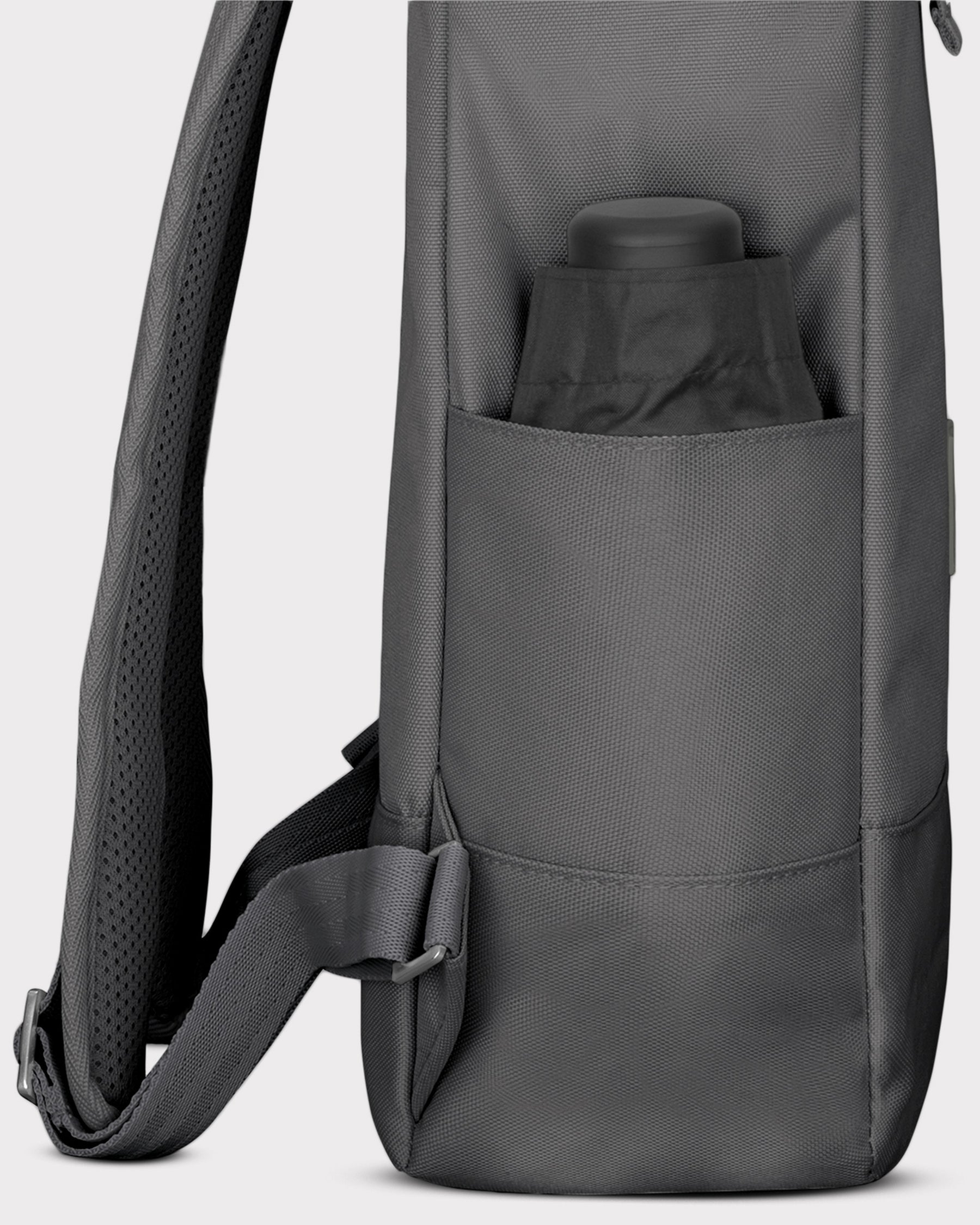 Rolltop Rucksack ‚Robin Medium‘ dunkelgrau mit seitlicher Außentasche mit schwarzer Flasche
