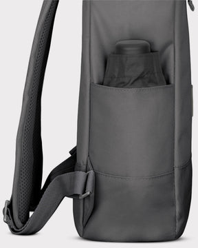 Rolltop Rucksack ‚Robin Medium‘ dunkelgrau mit seitlicher Außentasche mit schwarzer Flasche