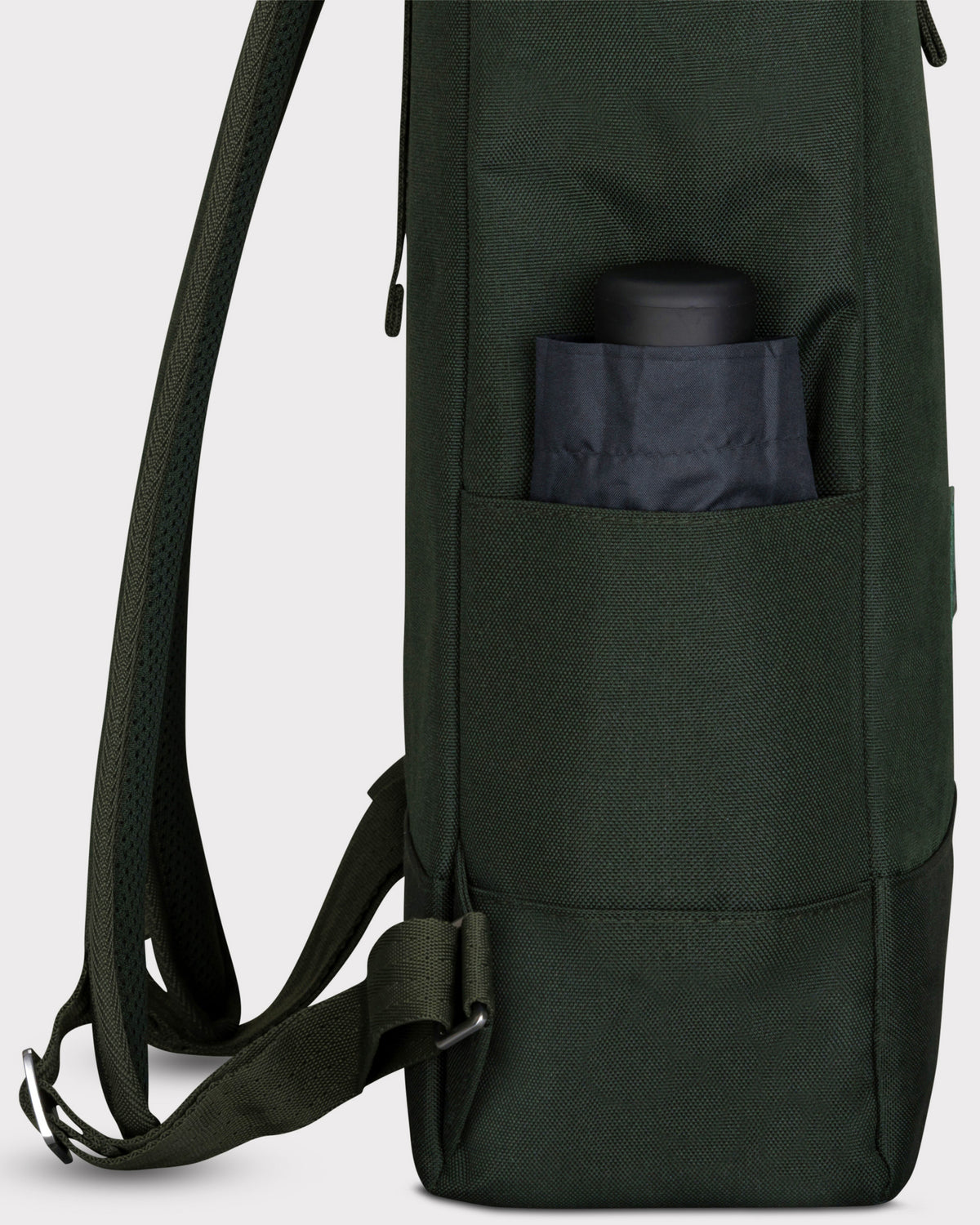Grüner Johnny Urban Rolltop-Rucksack 'Robin Medium' mit seitlicher Außentasche und eingestecktem schwarzen Flaschenbehälter