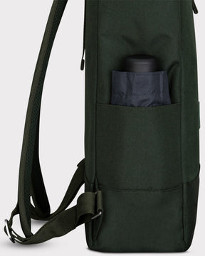 Grüner Johnny Urban Rolltop-Rucksack 'Robin Medium' mit seitlicher Außentasche und eingestecktem schwarzen Flaschenbehälter