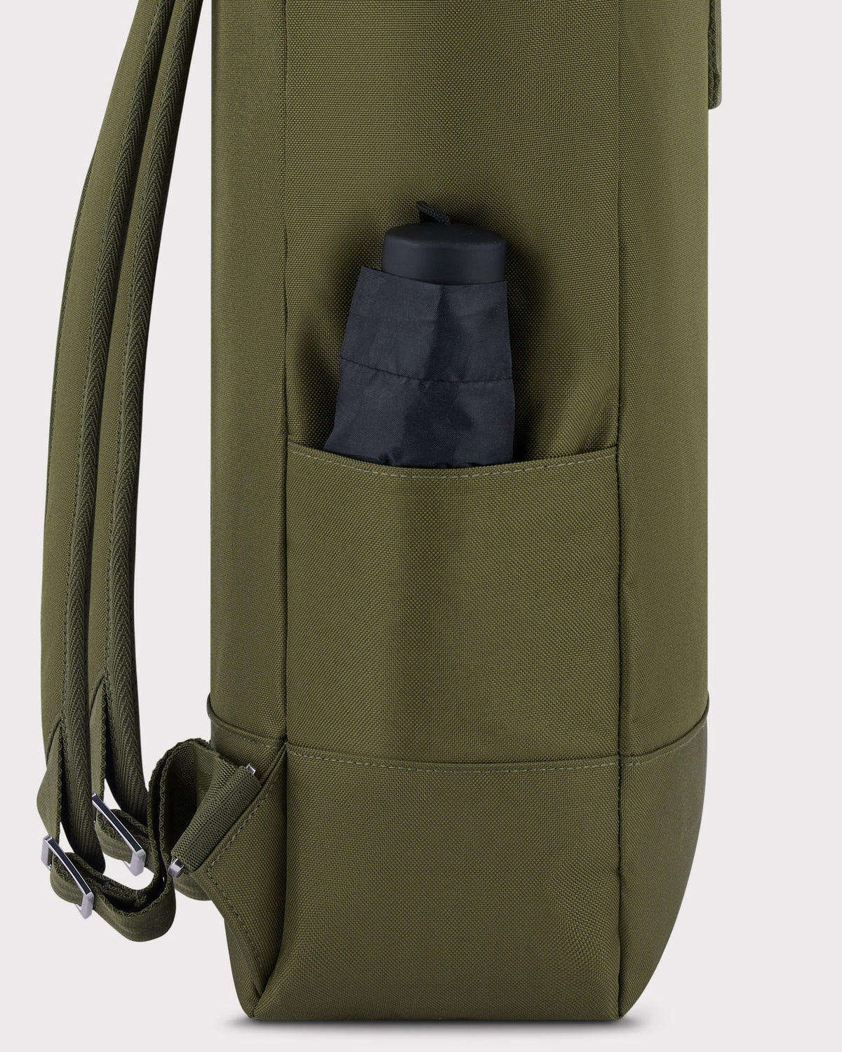 Seitenansicht des olivefarbenen Rolltop Rucksacks 'Robin Large' mit seitlicher Tasche, in der ein zusammengefalteter Regenschirm steckt