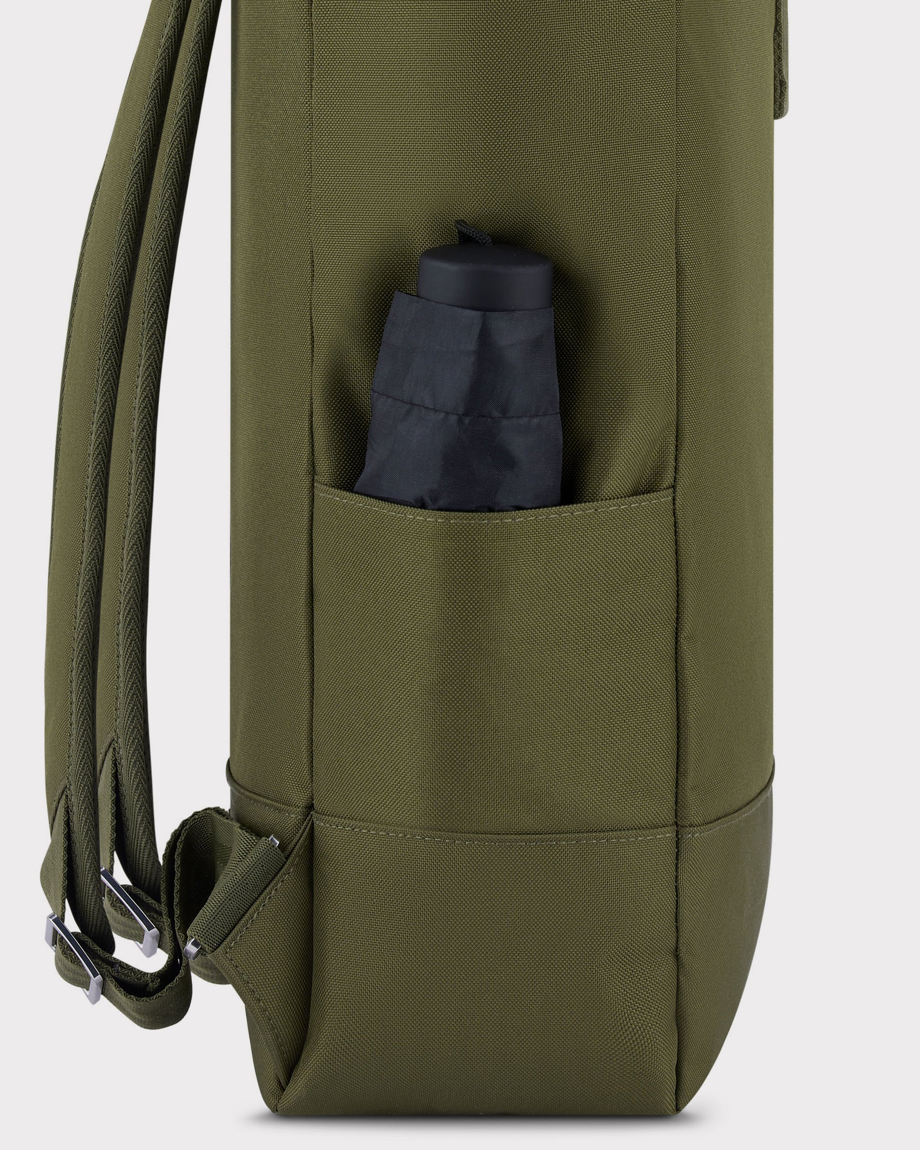 Seitenansicht des olivefarbenen Rolltop Rucksacks 'Robin Large' mit seitlicher Tasche, in der ein zusammengefalteter Regenschirm steckt