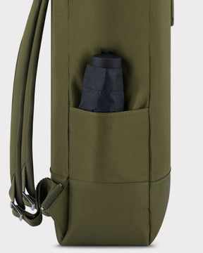 Seitenansicht des olivefarbenen Rolltop Rucksacks 'Robin Large' mit seitlicher Tasche, in der ein zusammengefalteter Regenschirm steckt