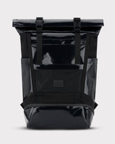 Schwarzer Rolltop-Rucksack 'Ashton' von Johnny Urban mit glänzendem Material und zwei Schnallen zum Verschließen