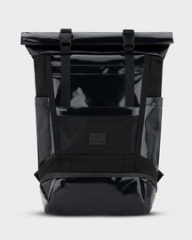Schwarzer Rolltop-Rucksack 'Ashton' von Johnny Urban mit glänzendem Material und zwei Schnallen zum Verschließen