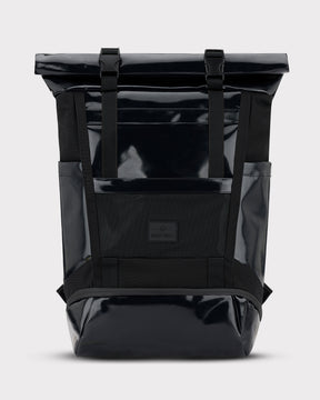 Schwarzer Rolltop-Rucksack 'Ashton' von Johnny Urban mit glänzendem Material und zwei Schnallen zum Verschließen