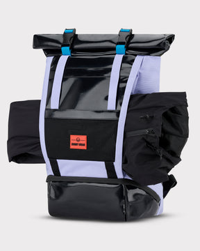 Rolltop-Rucksack 'Ashton' von Johnny Urban in Schwarz und Flieder mit hellblauen Schnallen