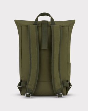 Rückansicht des olivgrünen Rolltop Rucksacks 'Robin Medium' von Johnny Urban mit gepolsterten Schulterriemen und Trageschlaufe