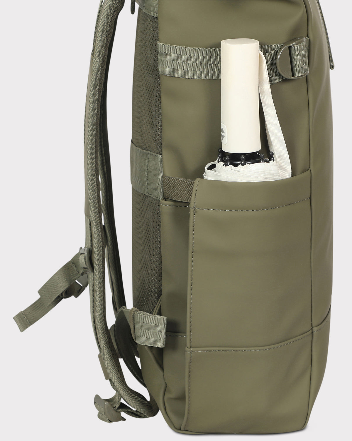 Olivefarbener Rolltop Rucksack 'Harvey Large' mit seitlicher Tasche und weißem Griff eines Regenschirms