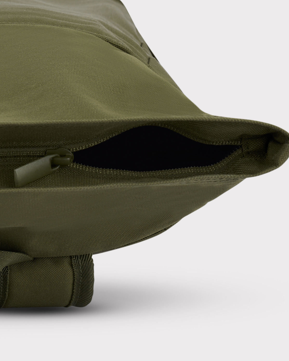 Olivegrüner Rolltop Rucksack 'Robin Medium' von Johnny Urban mit sichtbarem Reißverschluss und Stoffdetail