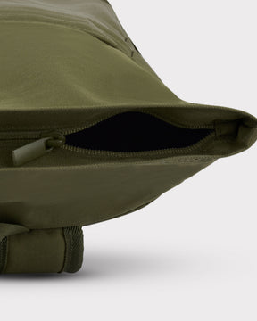 Olivegrüner Rolltop Rucksack 'Robin Medium' von Johnny Urban mit sichtbarem Reißverschluss und Stoffdetail