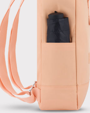 Rolltop Rucksack 'Robin Small' von Johnny Urban in Pfirsich mit Seitentasche und schwarzem Regenschirm