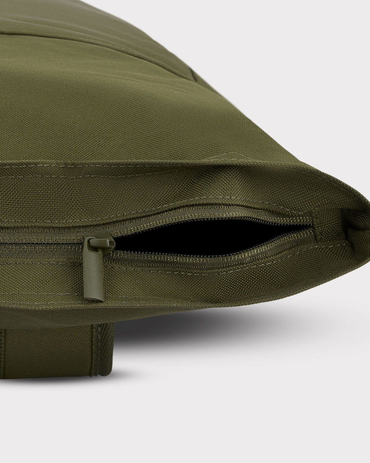 Olivefarbenes Material und Reißverschluss des Rolltop-Rucksacks Robin Large
