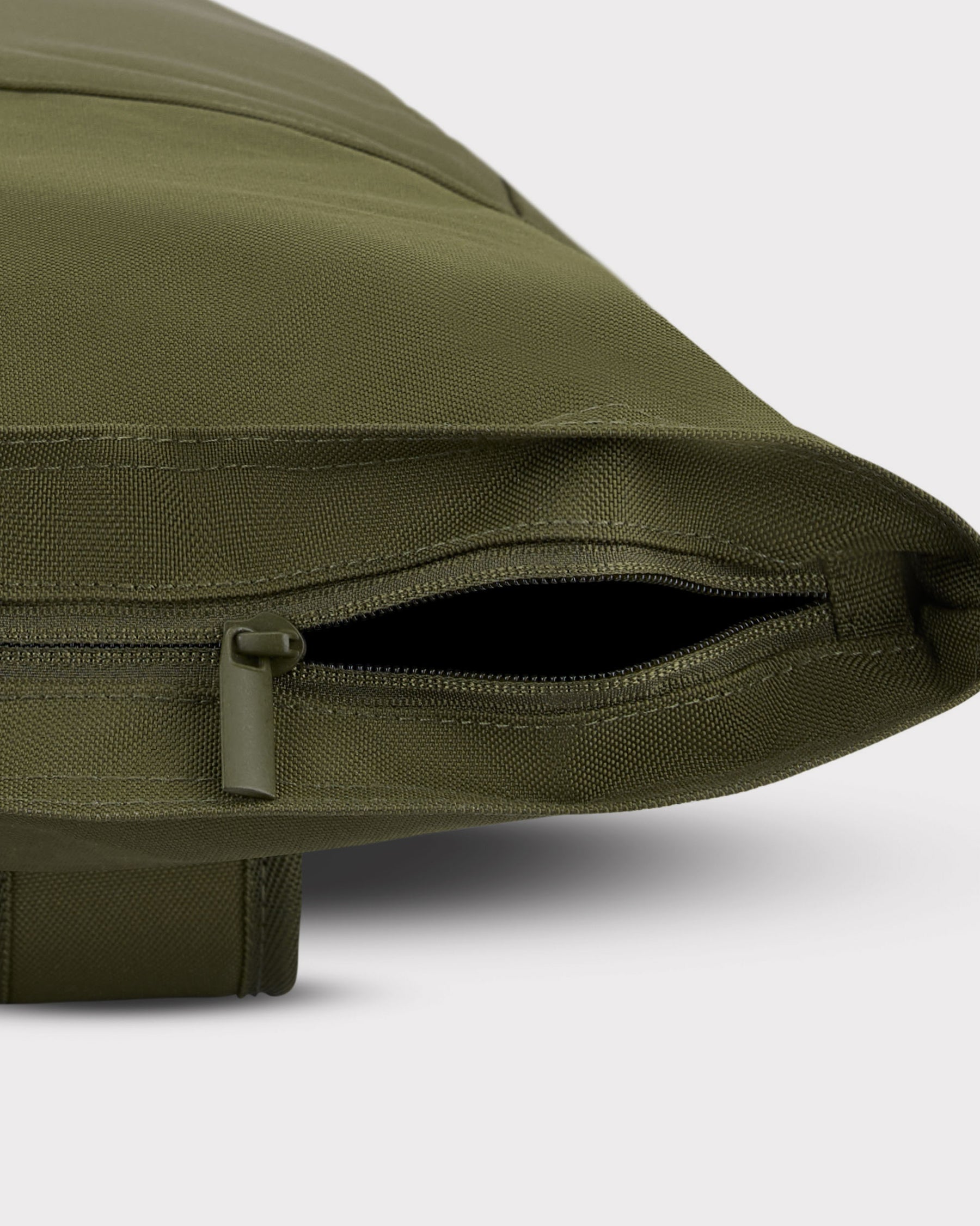 Olivefarbenes Material und Reißverschluss des Rolltop-Rucksacks Robin Large