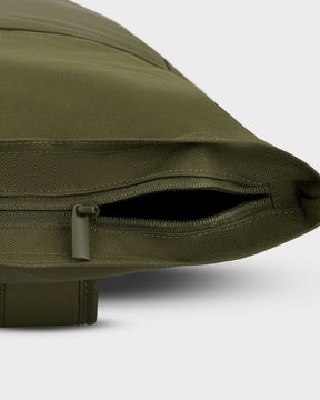 Olivefarbenes Material und Reißverschluss des Rolltop-Rucksacks Robin Large