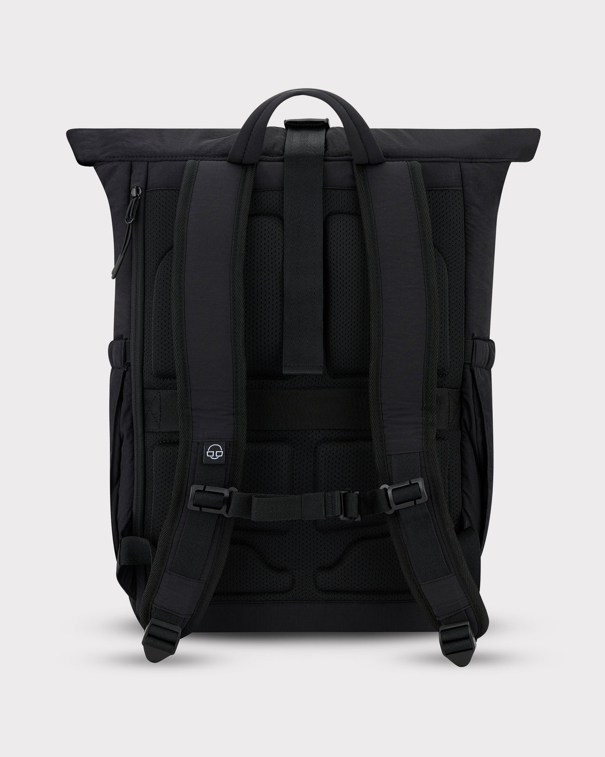 Schwarzer Rolltop-Rucksack 'Kyle' von Johnny Urban mit gepolsterten Rücken- und Schulterriemen