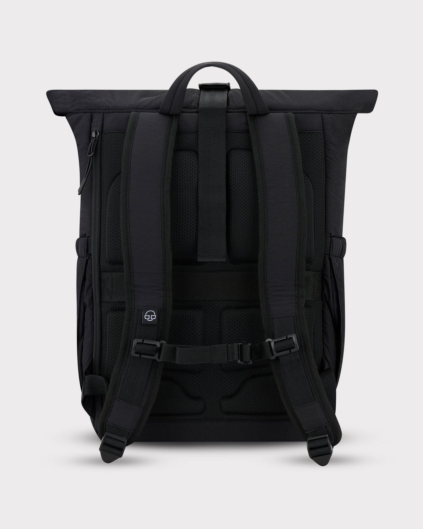 Schwarzer Rolltop-Rucksack 'Kyle' von Johnny Urban mit gepolsterten Rücken- und Schulterriemen