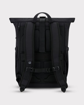 Schwarzer Rolltop-Rucksack 'Kyle' von Johnny Urban mit gepolsterten Rücken- und Schulterriemen