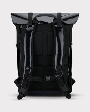 Schwarzer Johnny Urban Rolltop Rucksack 'Ashton' mit gepolsterten, verstellbaren Schulterriemen und Brustgurt