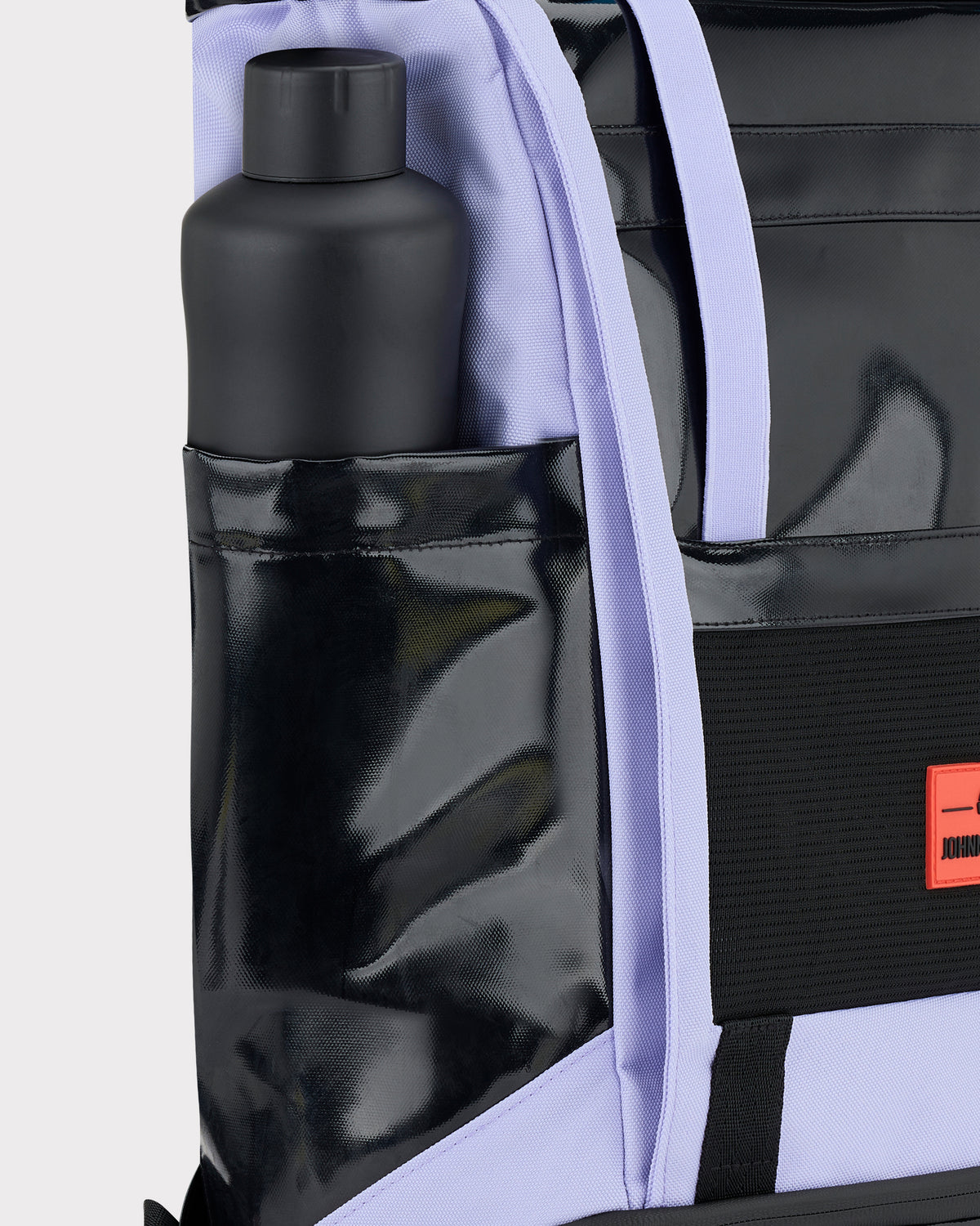 Rolltop Rucksack 'Ashton' in Schwarz und Flieder mit seitlicher Tasche und schwarzer Trinkflasche