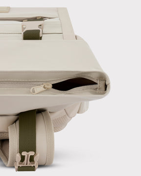 Rolltop Rucksack 'Ashton' in Beige mit sicherem Reißverschluss aus der Vogelperspektive