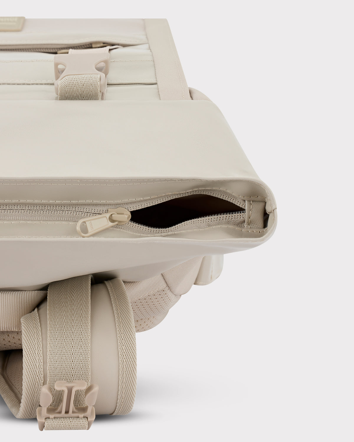 Beiger Rolltop Rucksack 'Ashton' mit teilweise geöffnetem Reißverschluss und verstellbaren Trägern