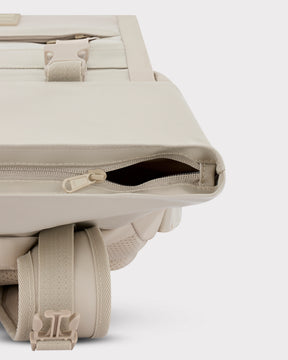 Beiger Rolltop Rucksack 'Ashton' mit teilweise geöffnetem Reißverschluss und verstellbaren Trägern