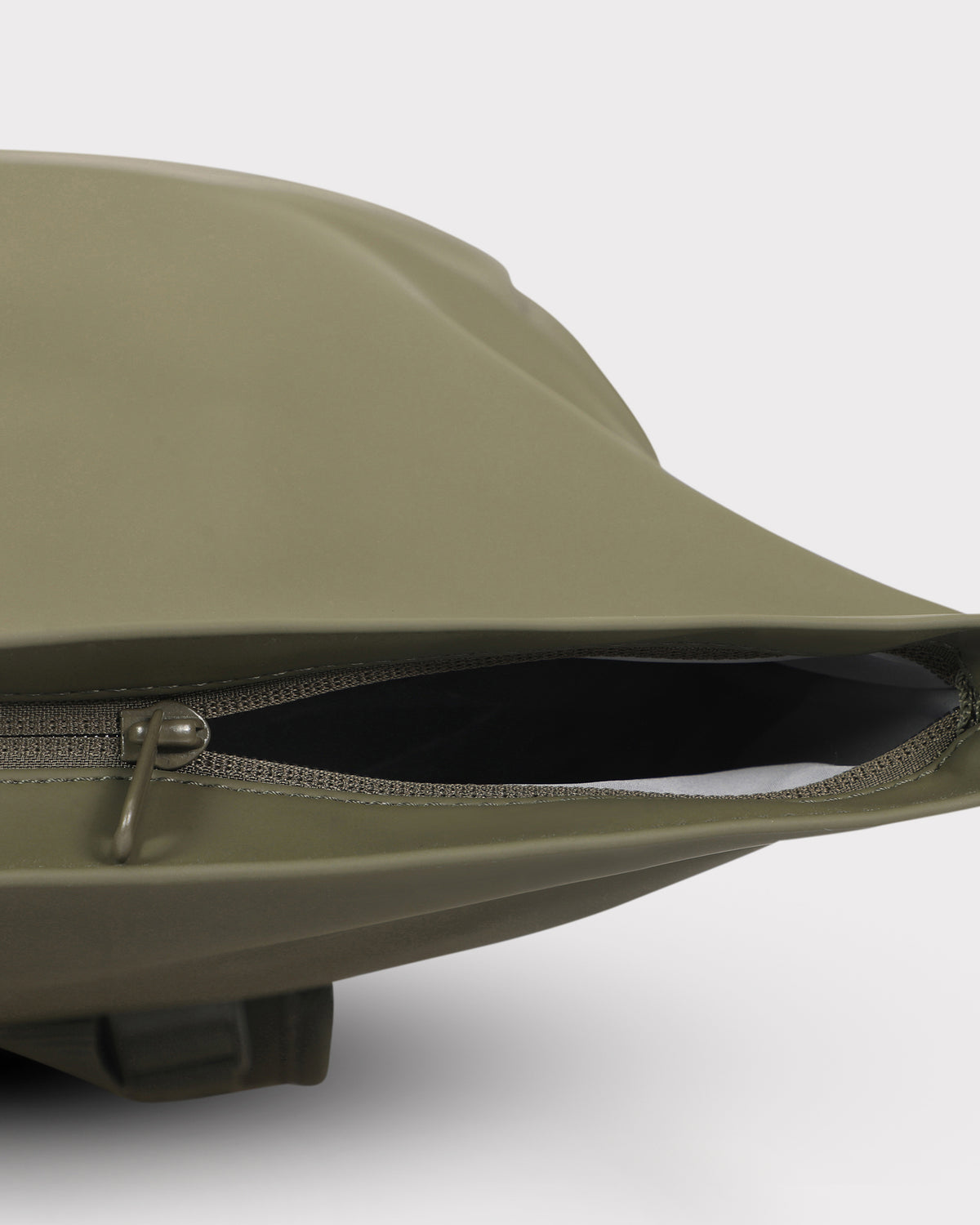 Detailaufnahme des geöffneten Reißverschlussfachs am Rolltop Rucksack 'Harvey Large' in Olivgrün