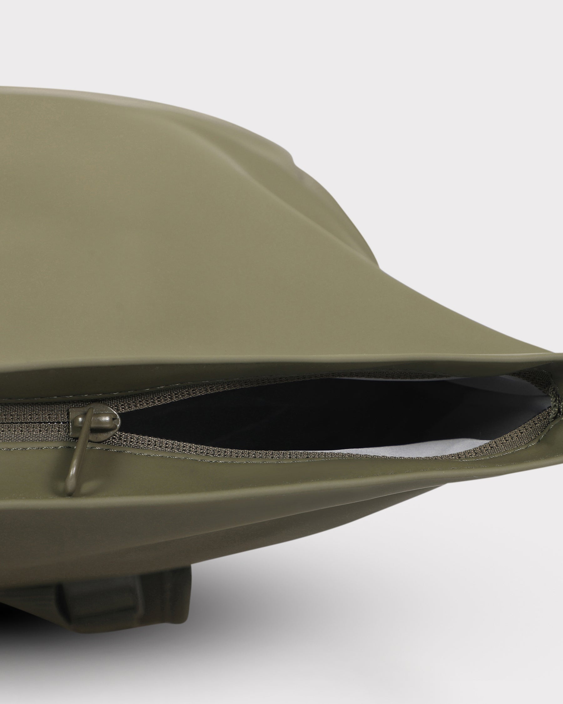 Detailaufnahme des geöffneten Reißverschlussfachs am Rolltop Rucksack 'Harvey Large' in Olivgrün
