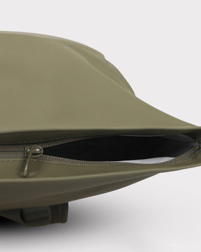 Detailaufnahme des geöffneten Reißverschlussfachs am Rolltop Rucksack 'Harvey Large' in Olivgrün