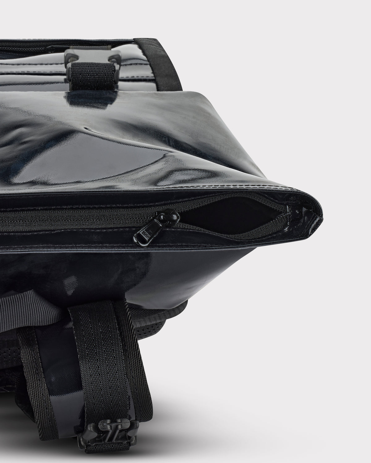 Schwarzer Rolltop-Rucksack 'Ashton' von Johnny Urban mit geöffnetem Reißverschluss und verstellbarem Gurt