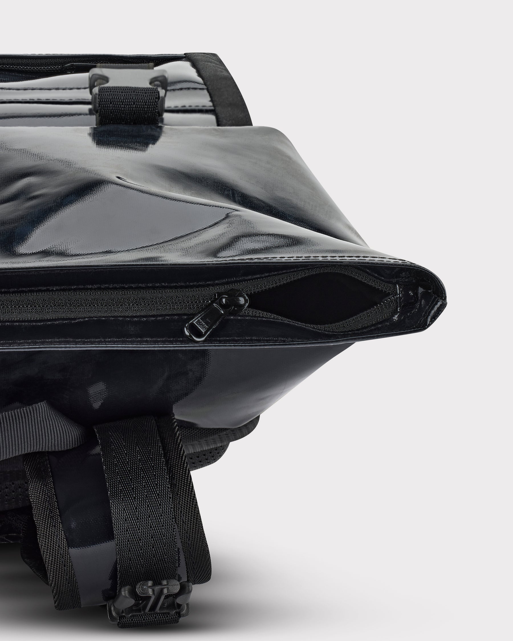 Schwarzer Rolltop-Rucksack 'Ashton' von Johnny Urban mit geöffnetem Reißverschluss und verstellbarem Gurt