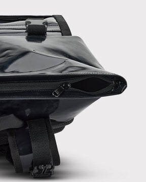 Schwarzer Rolltop-Rucksack 'Ashton' von Johnny Urban mit geöffnetem Reißverschluss und verstellbarem Gurt