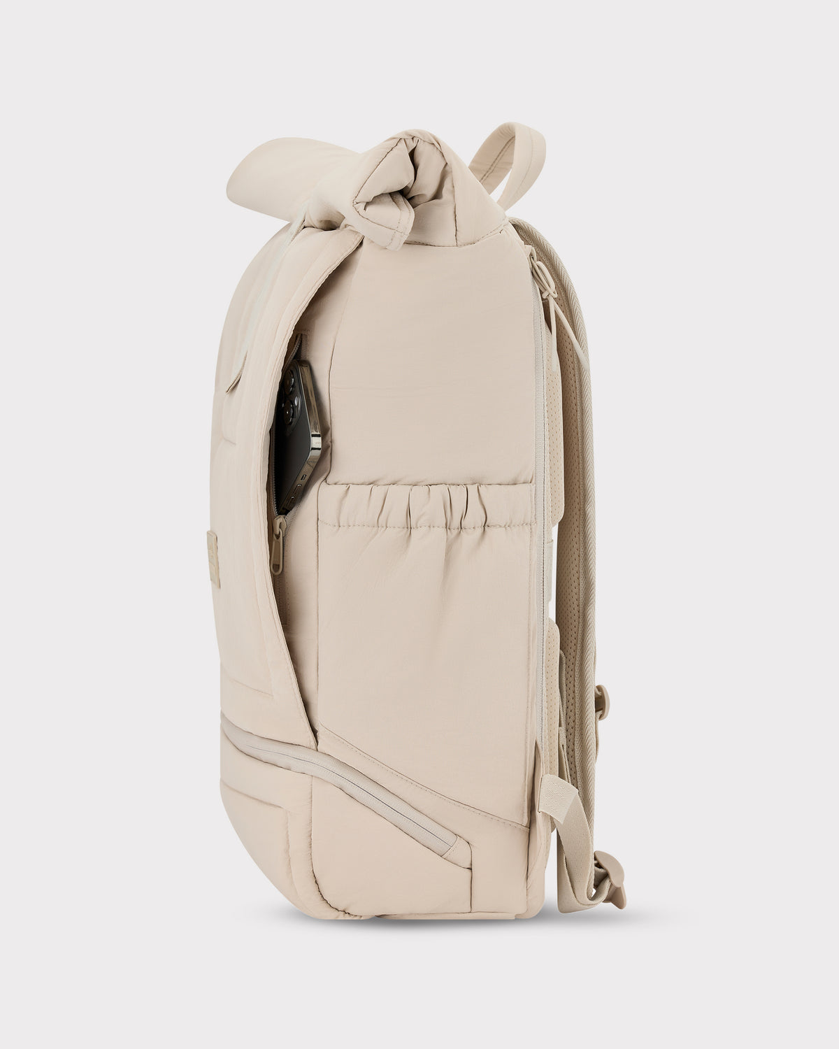 Beiger gepolsterter Rolltop-Rucksack 'Kyle' mit seitlicher Tasche, Smartphone steckend