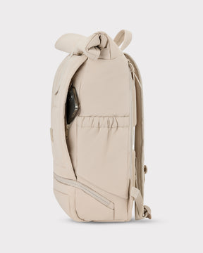Beiger gepolsterter Rolltop-Rucksack 'Kyle' mit seitlicher Tasche, Smartphone steckend