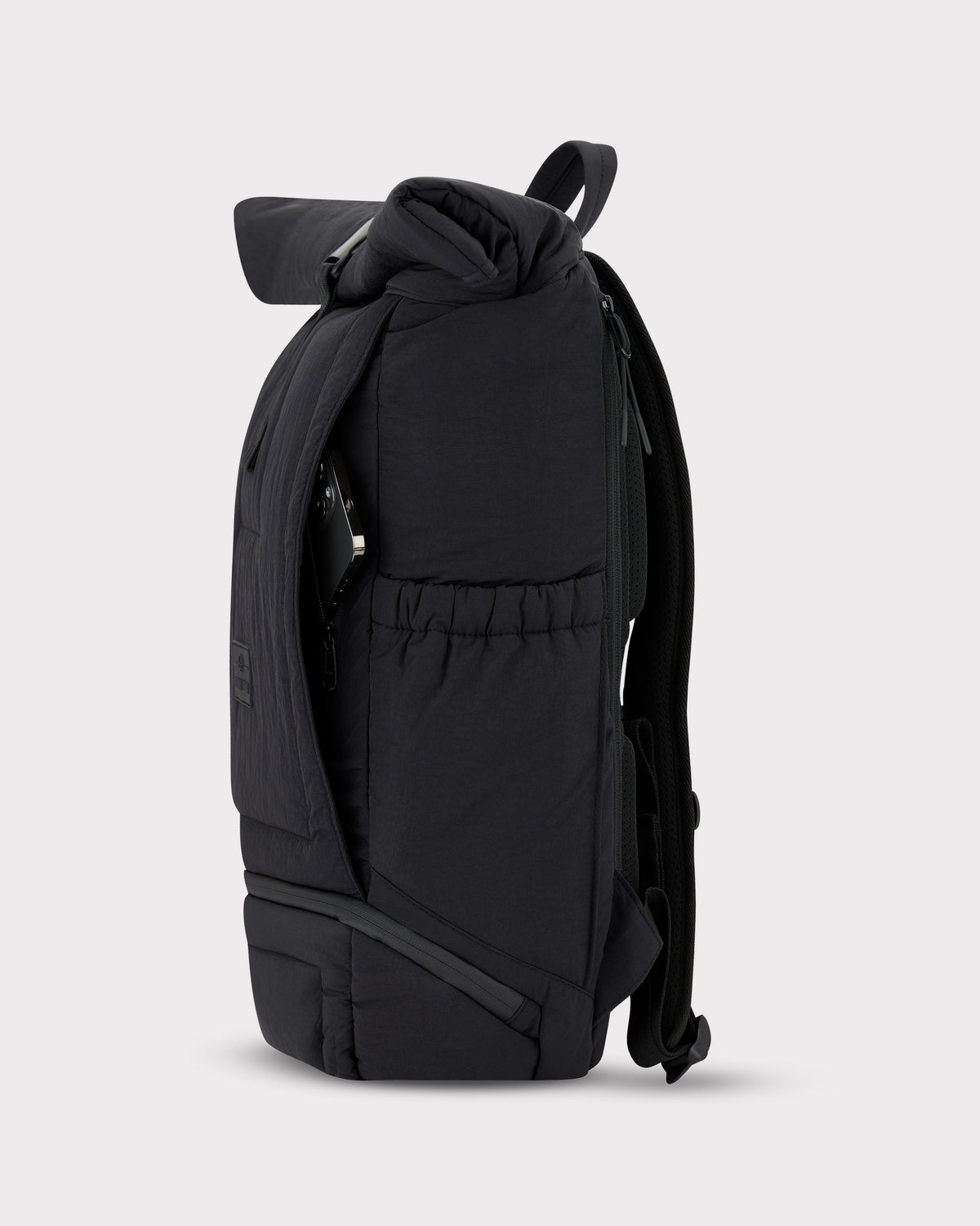 Schwarzer gepolsterter Rolltop-Rucksack 'Kyle' mit elastischer Seitentasche und robusten Schultergurten