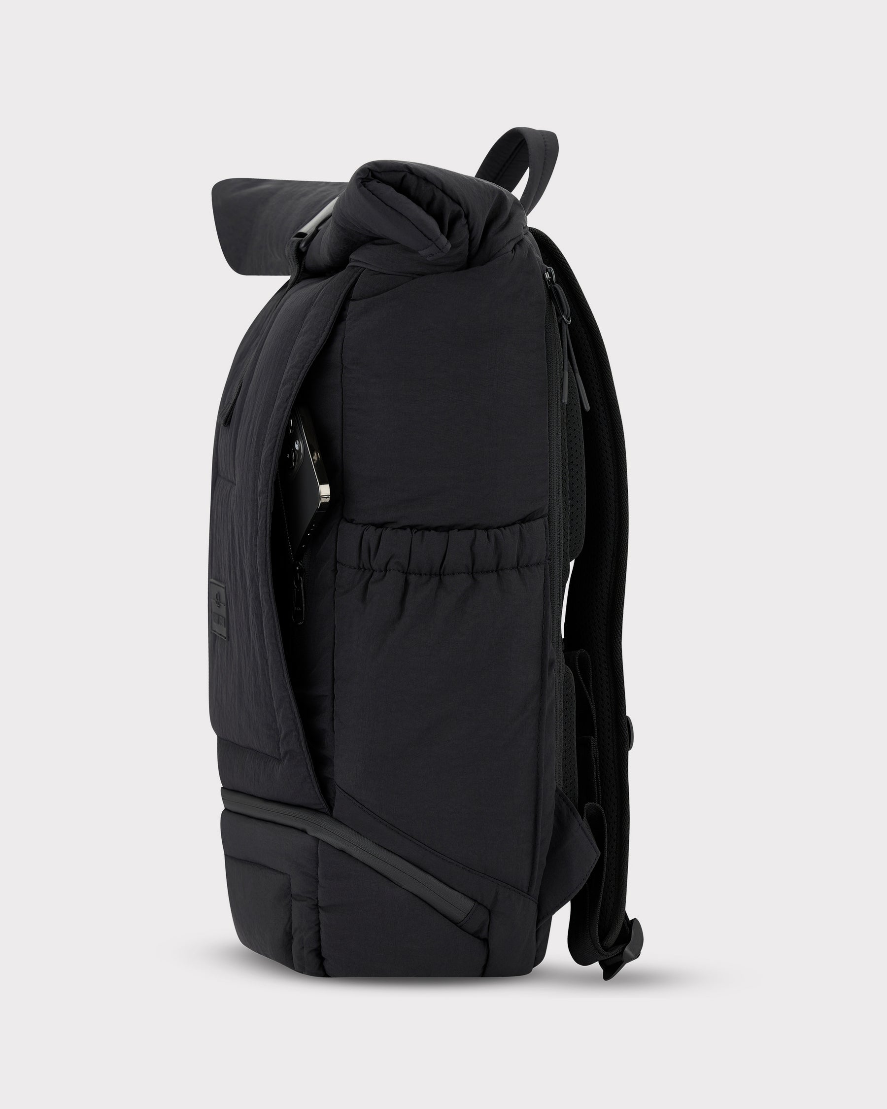 Schwarzer gepolsterter Rolltop-Rucksack 'Kyle' mit elastischer Seitentasche und robusten Schultergurten