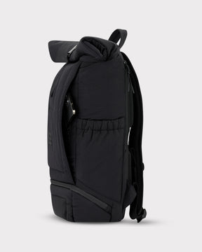 Schwarzer gepolsterter Rolltop-Rucksack 'Kyle' mit elastischer Seitentasche und robusten Schultergurten
